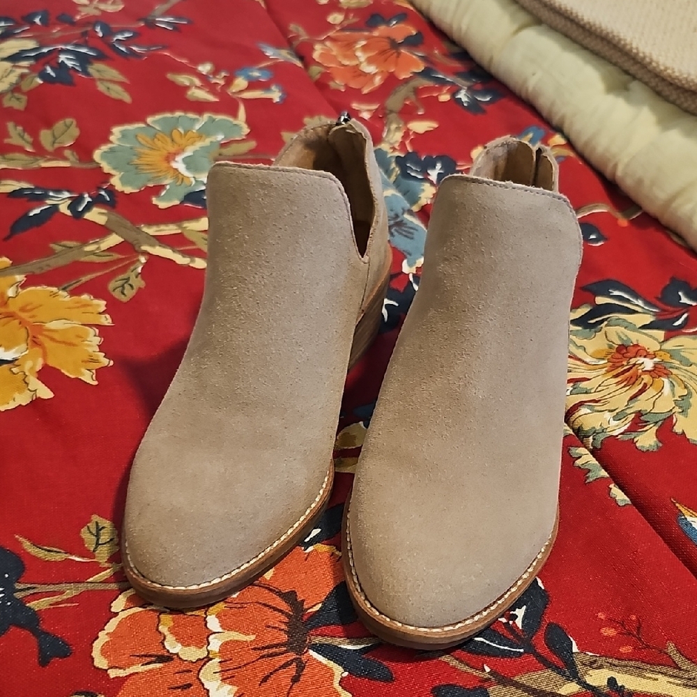 New Lucky Brand Suede Freelia Dune Ankle Booties.